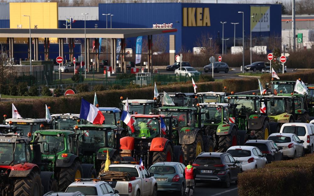 فرنسا: المزارعون ينتحرون… ويحاصرون الحكومة الجديدة