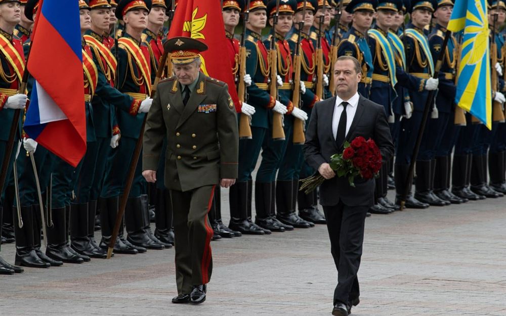 ميدفيديف يهدد بالنووي… صدقوه