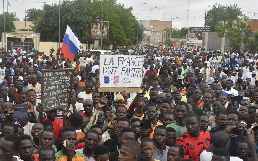 بين النيجر وفرنسا: أبعد من اليورانيوم