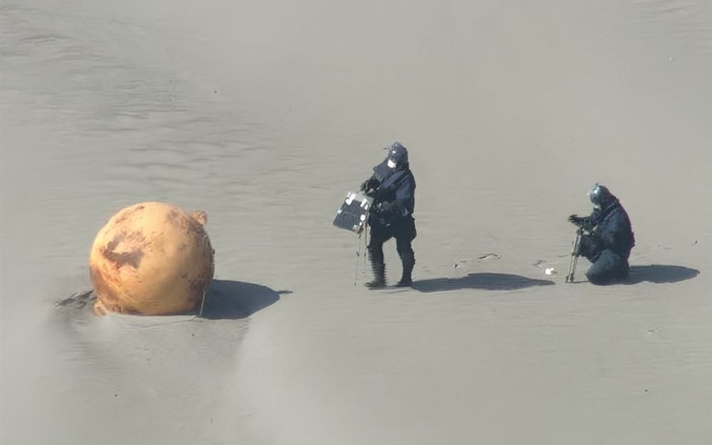 جسم كروي برتقالي مجهول على أحد شواطئ اليابان.. ما الذي يحدث ؟